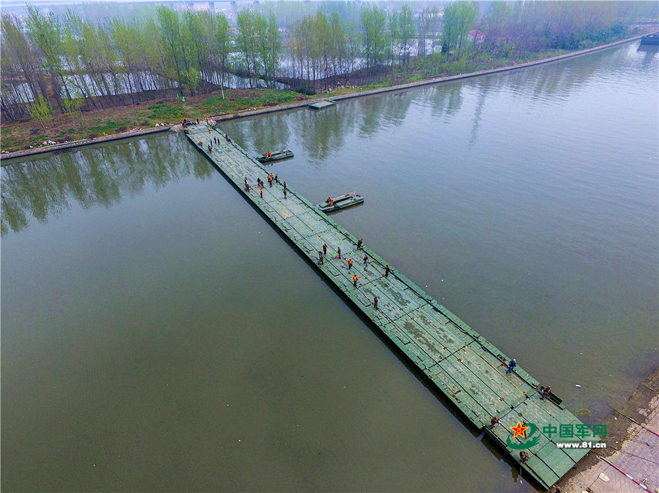 航拍浮桥架设巨型积木这么玩13