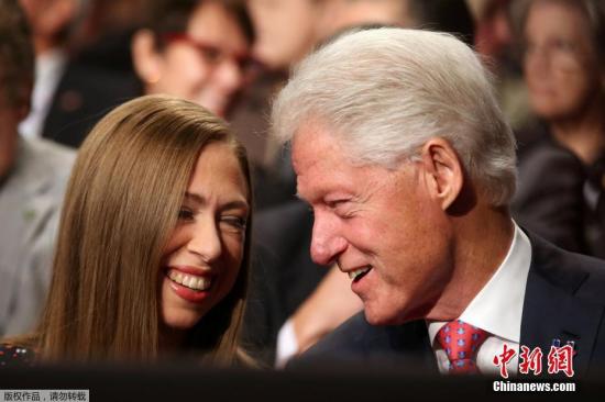 资料图：美国前总统克林顿（右）。