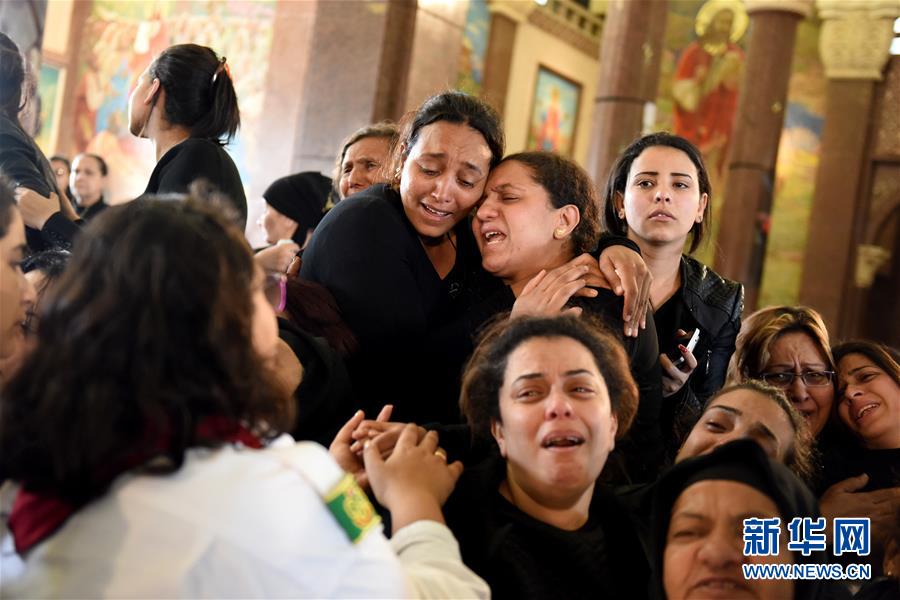 4月10日,在埃及城市亚历山大,遇难者家属在葬礼上哭泣