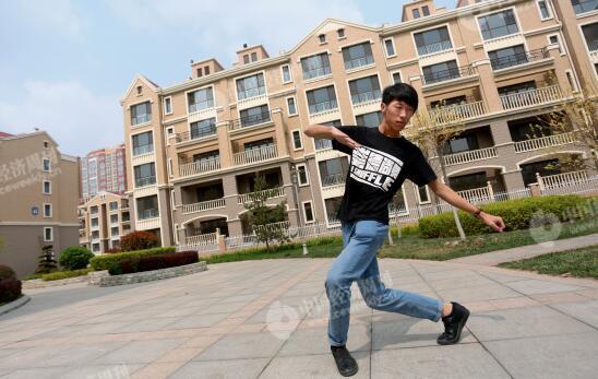 张鹏在自家的小区内跳舞。他每天晚间在雄州公园广场上开设舞蹈培训班。