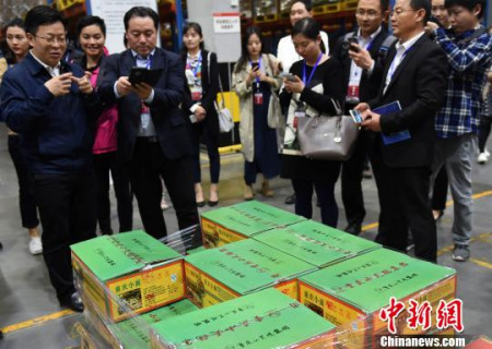 圖為華文媒體參觀重慶西部物流園參觀一貨品分揀倉庫，為重慶小面點讚。　周毅 攝