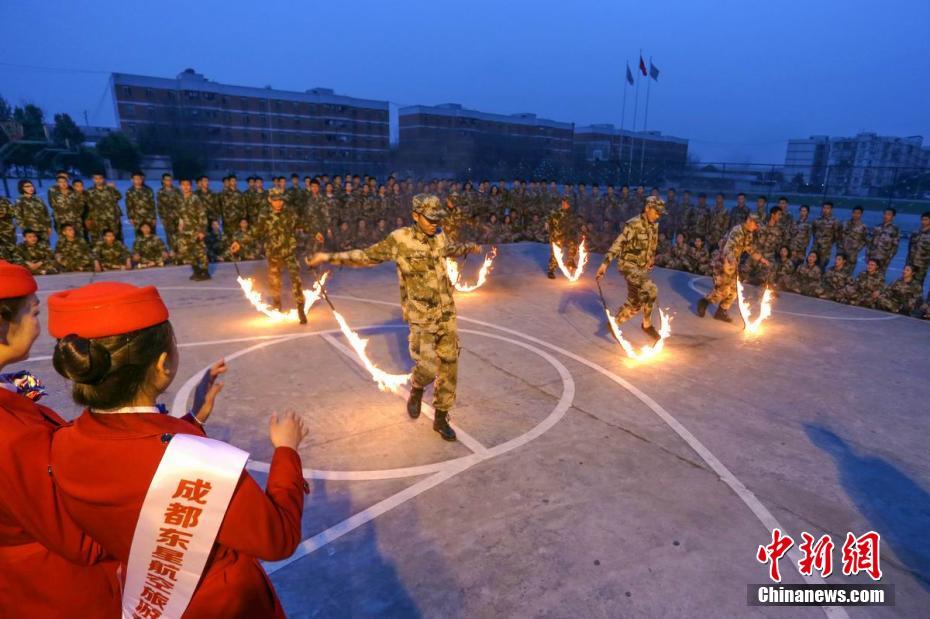 专修学院对空乘专业的千余名学生进行了一场严格训练:单双人跳火绳