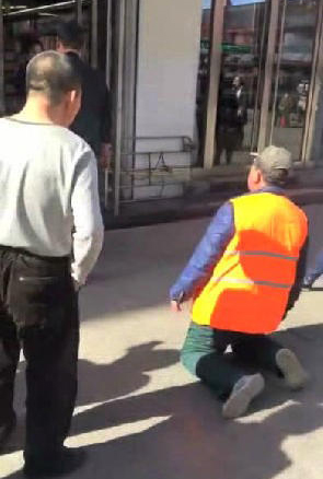 环卫工在5元店门前下跪道歉 店主拖拽:上一边