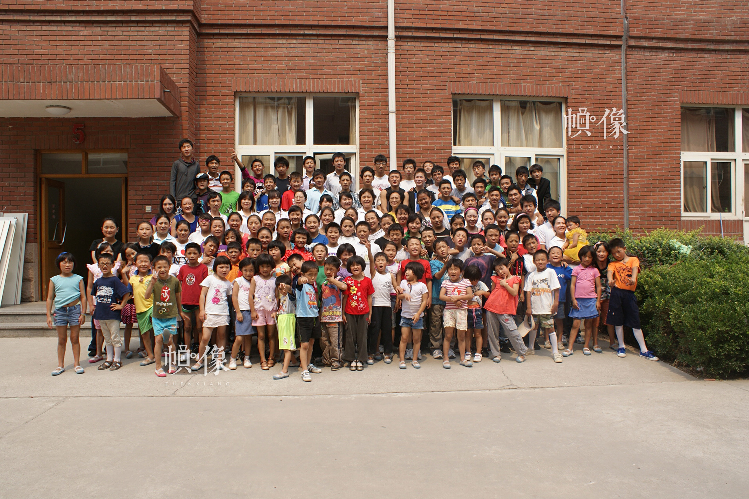 2010年，北京，从玉树灾区接到北京的102名儿童。（北京益童成长中心供图） 