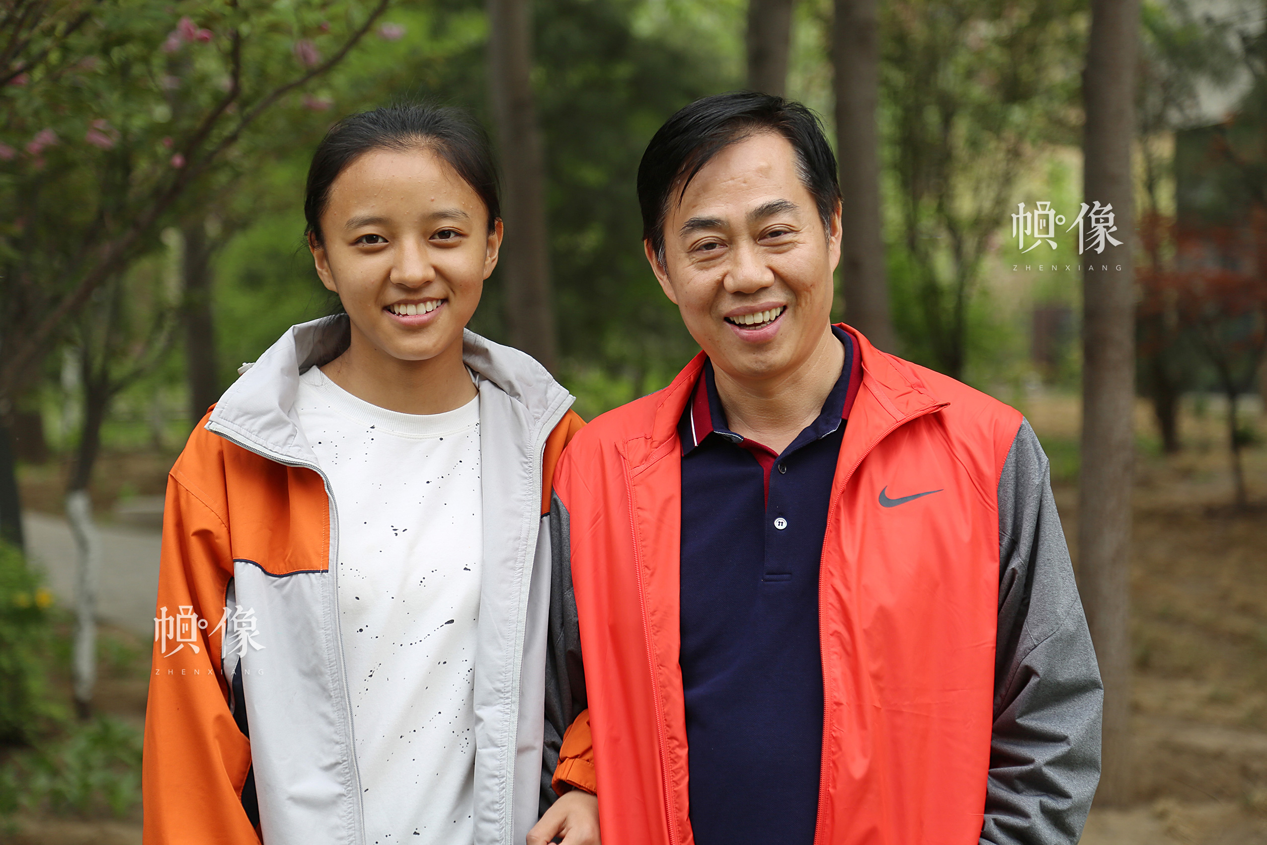 2017年4月8日，德乾尕毛與助養爸爸站在一起,身高基本相同，德乾尕毛説自己之所以長這麼高都歸功於爸爸媽媽無微不至的呵護。中國網記者 黃富友 攝  