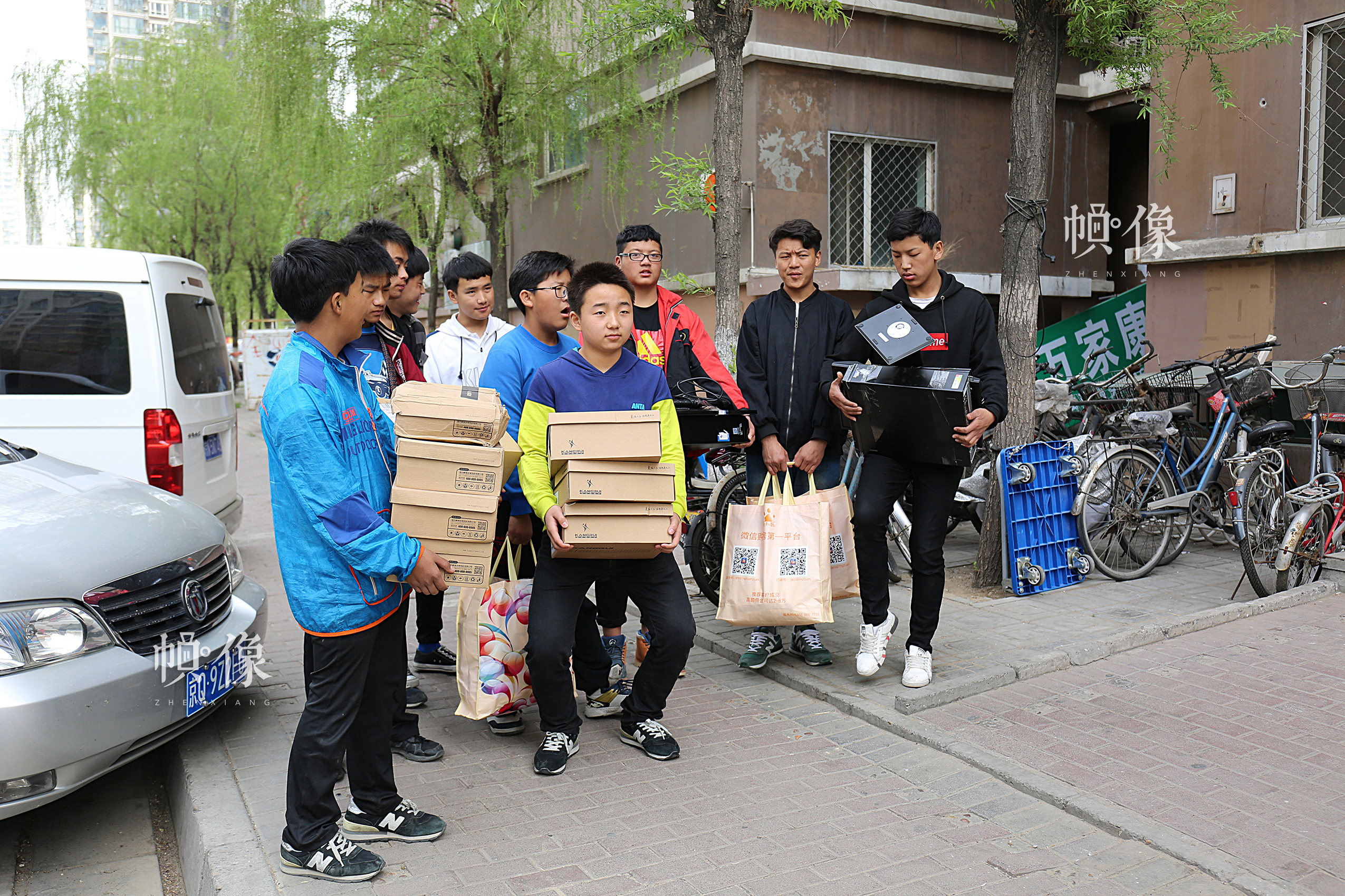 2017年4月9日，公益机构“民兵团”为北京益童成长中心的玉树儿童带来了一万多元的捐赠物品，其中包括电脑，打印机等，这个机构已经连续捐助八个月，其负责人表示，未来还会一直捐赠。中国网记者 黄富友 摄  