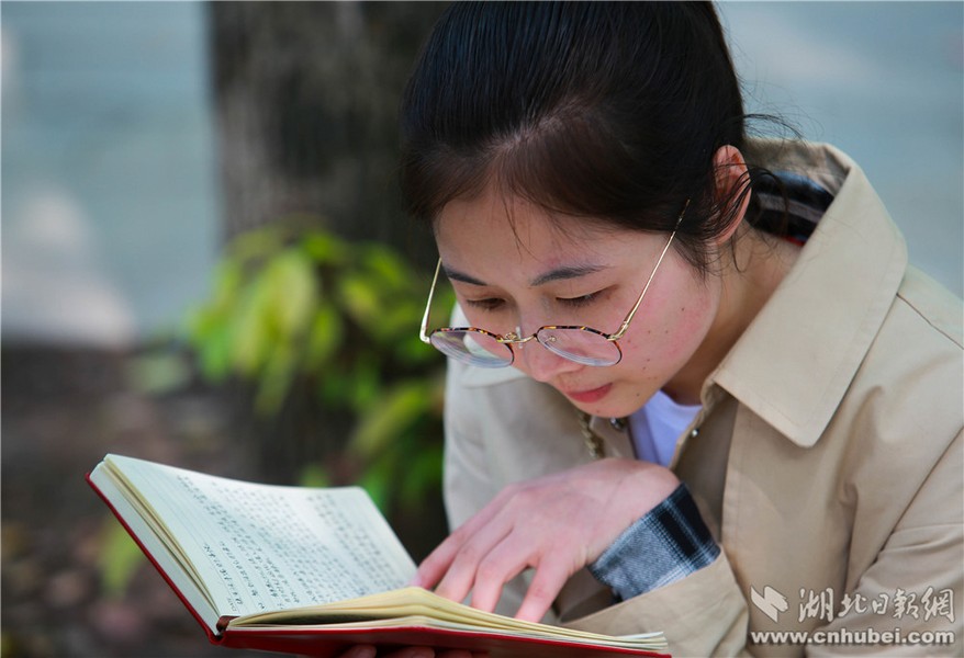 现场一位朗读者说：“走进朗读亭的初衷是用发至心灵的声音朗读自己的人生梦想，感受文字的力量。”