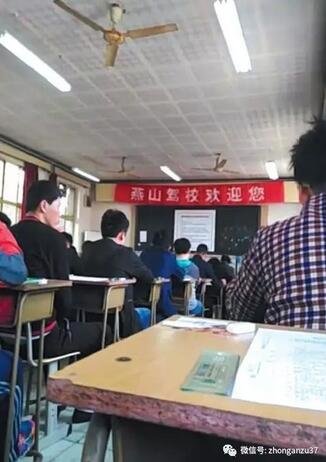 燕山驾校考场内,替考者们正在考试。