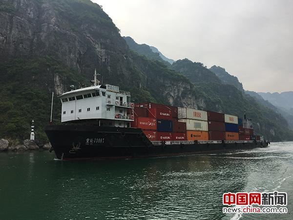 4月14日,一艘货船正行驶在两坝间。 4月14日,一艘货船正行驶在两坝间。