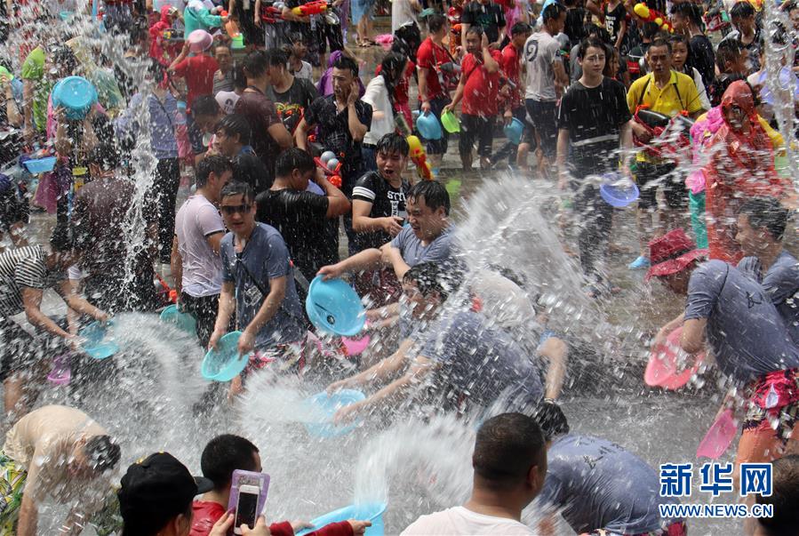 4月15日,人们在西双版纳景洪泼水广场参加泼水狂欢.