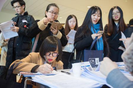 港媒看中国内地留学生回国潮:就业前景好于国外