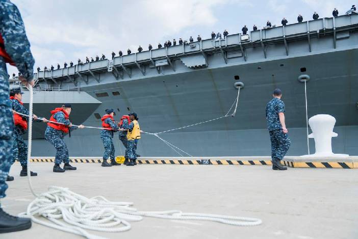 福特號航母返回港口 艦島造型別致