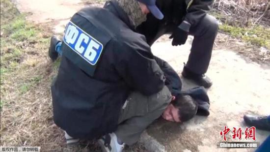 据悉，阿齐莫夫为中亚裔，目前已被移交俄联邦侦查委员会接受调查，他涉嫌训练了在圣彼得堡地铁实施爆炸袭击的犯罪嫌疑人阿克巴尔容·贾利洛夫。圣彼得堡地铁3日发生爆炸，造成14人死亡、50多人受伤。