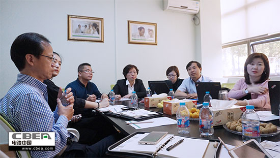 1492576182110072118.jpg 交谈.jpg