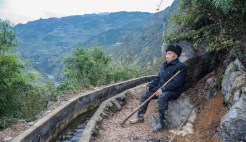 绝壁凿"天渠 壮志凌山河黄大发居住的地方以前叫草王坝,海拔1250米