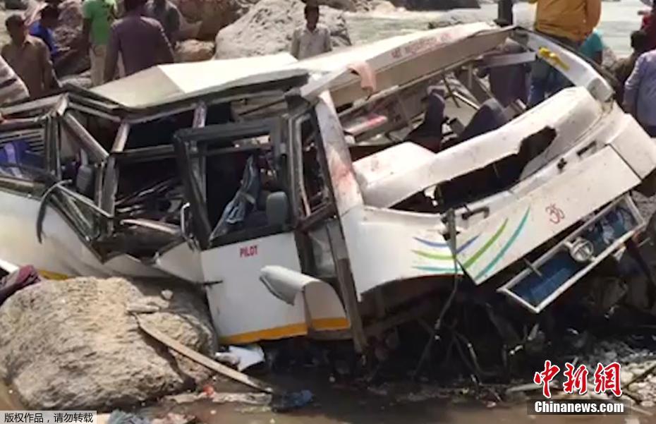 印度大巴坠落山谷致45人死 售票员跳车逃生