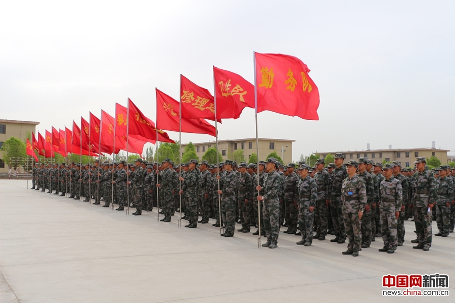 新疆军区某高炮团隆重举办第十二届军体运动会