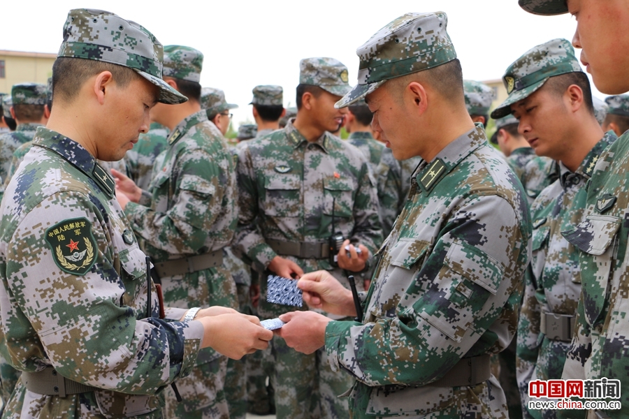 新疆军区某高炮团隆重举办第十二届军体运动会