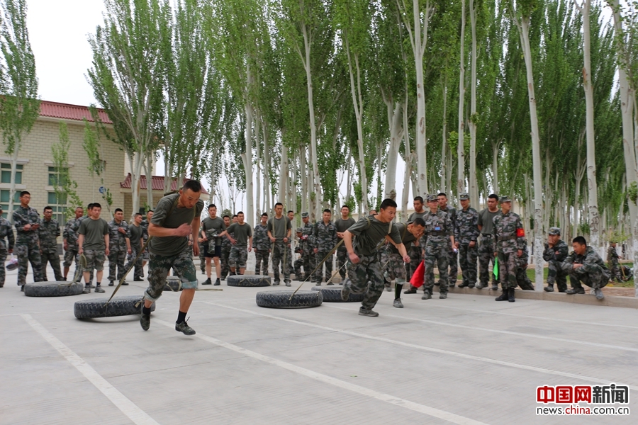 新疆军区某高炮团隆重举办第十二届军体运动会