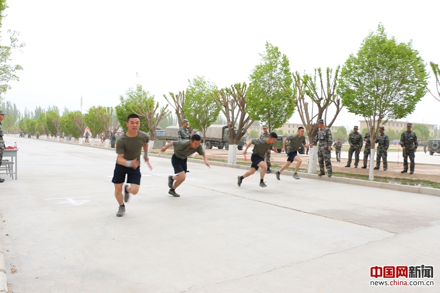 新疆军区某高炮团隆重举办第十二届军体运动会