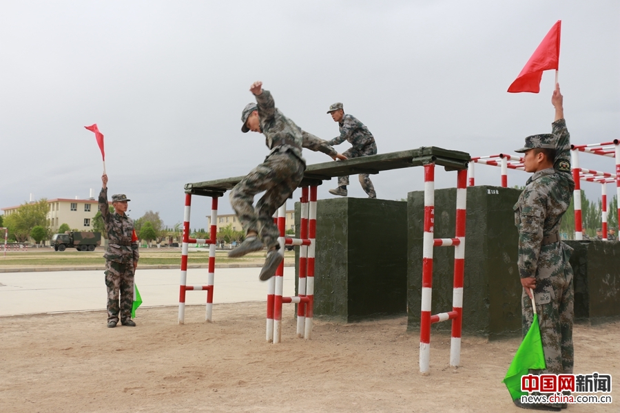新疆军区某高炮团隆重举办第十二届军体运动会