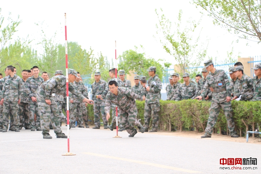新疆军区某高炮团隆重举办第十二届军体运动会