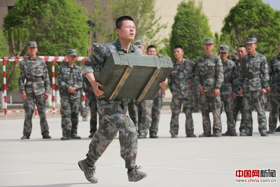 新疆军区某高炮团隆重举办第十二届军体运动会