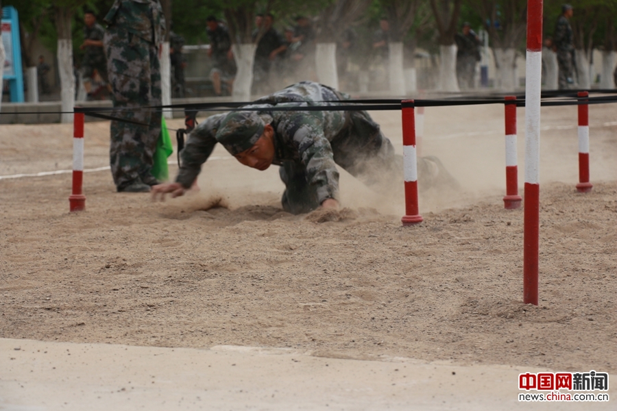 新疆军区某高炮团隆重举办第十二届军体运动会