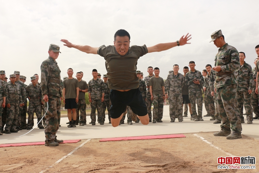 新疆军区某高炮团隆重举办第十二届军体运动会