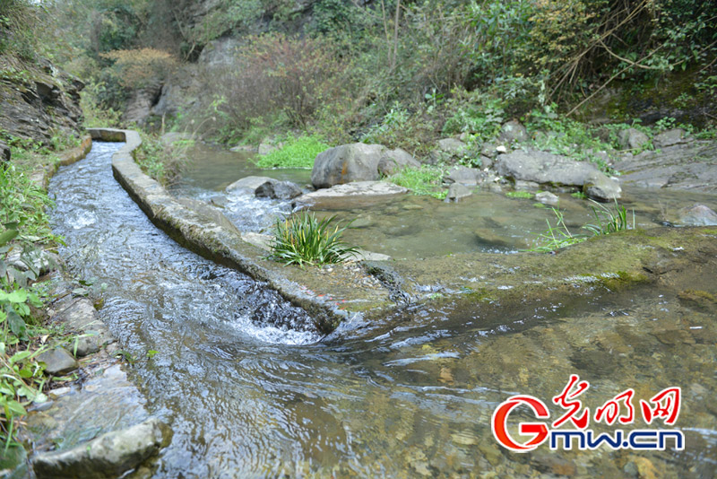 扛起脱贫攻坚大旗 82岁老党员征服悬崖绝壁凿出“万米生命渠”