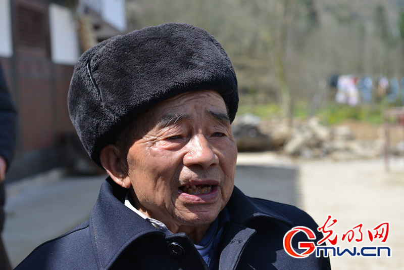 扛起脱贫攻坚大旗 82岁老党员征服悬崖绝壁凿出“万米生命渠” 扛起脱贫攻坚大旗 82岁老党员征服悬崖绝壁凿出“万米生命渠”