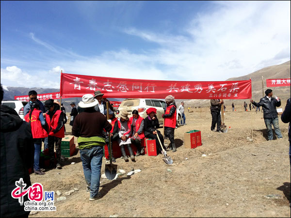 4月19日,石渠县洛须镇正科乡一早便人声鼎沸,十分热闹,来自县级机关各