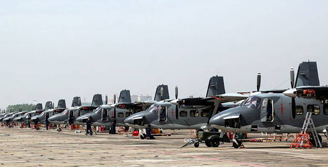 空军运12运输机排成一列已成规模