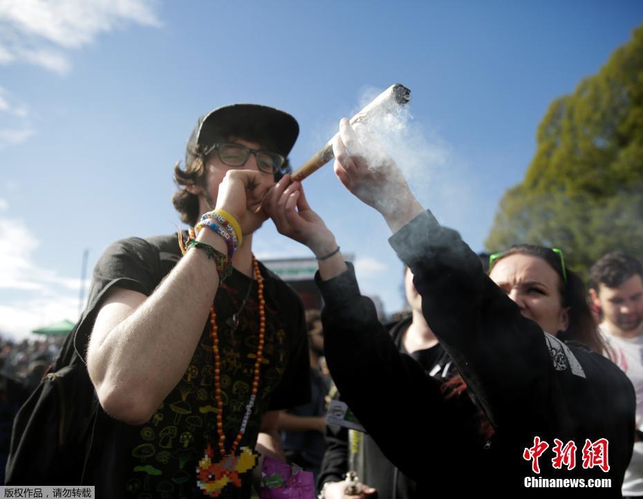 国际大麻日 多国民众街头“吞云吐雾”