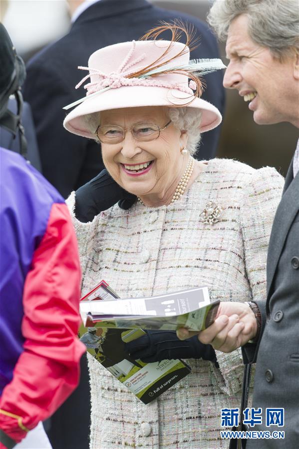 英国女王观看赛马 庆祝91岁生日