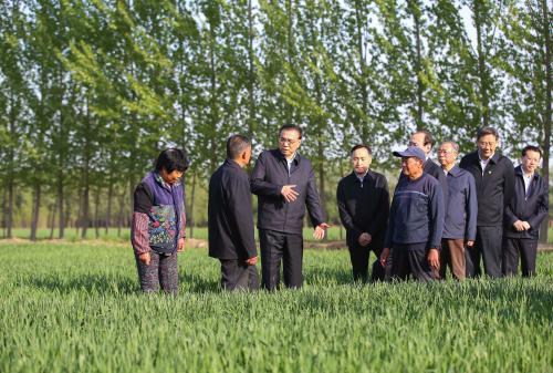 李克强总理和这位农民田间聊啥聊了这么久？