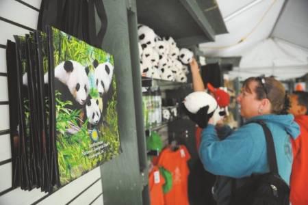 各种以大熊猫为形象设计的礼品最受游客青睐。