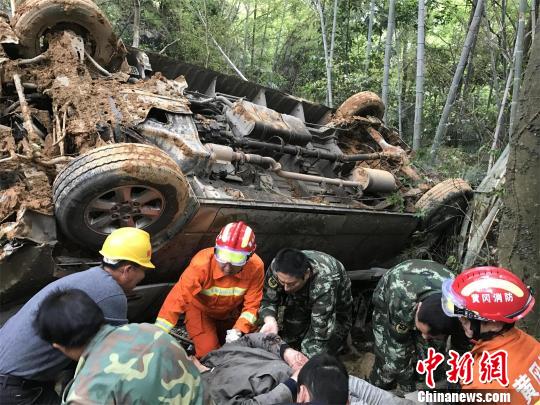 救出被困人员　周正勇　摄