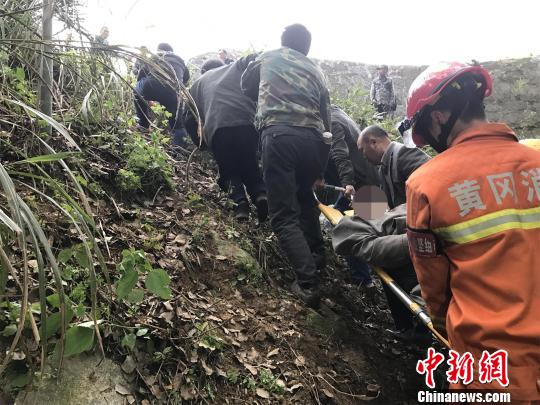 救援人员把伤员救出送医　周正勇　摄
