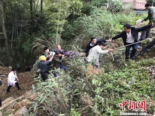 救援人员把伤员救出送医　周正勇　摄