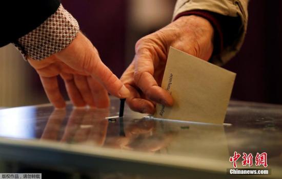当地时间2017年4月23日，法国里昂，法国总统大选首轮投票正式开始，民众参加投票。