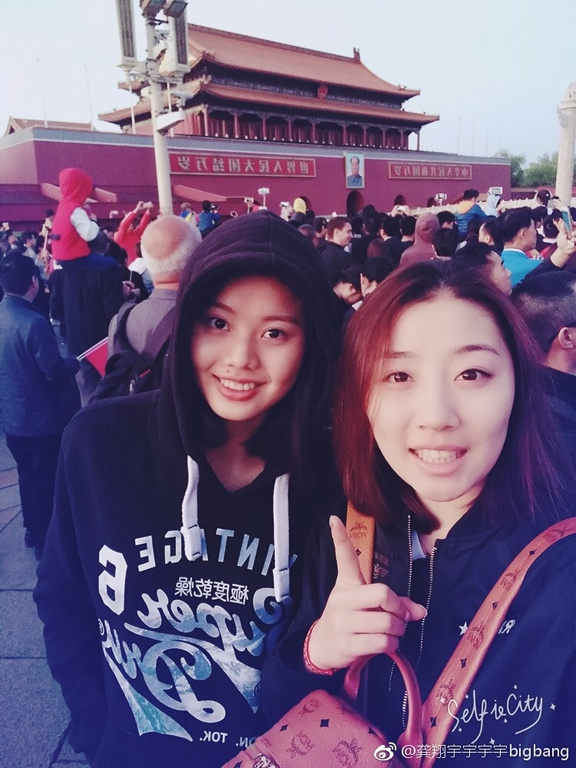 女排国手龚翔宇观看升旗 甜蜜合影满脸稚气