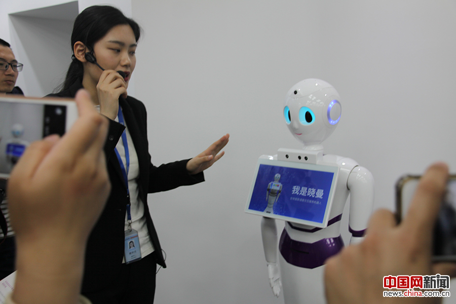 4月24日，全国网媒采访团走进科大讯飞股份有限公司。讲解员为采访团讲解智能机器人“晓曼”。