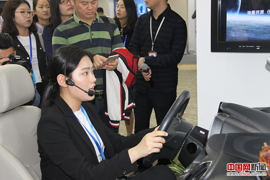 4月24日，全国网媒采访团走进科大讯飞股份有限公司。讲解员为采访团演示智慧汽车。