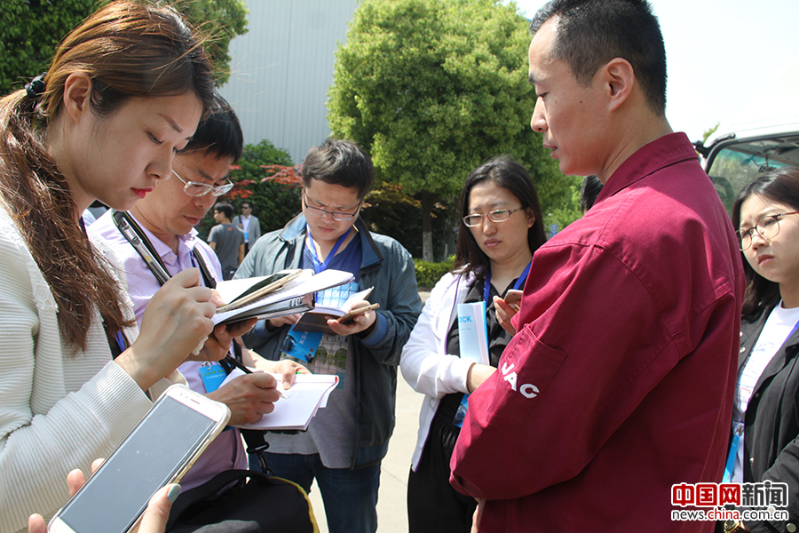 江淮汽车研究院开发管理部部长王方龙向记者介绍公司生产的新能源汽车情况。