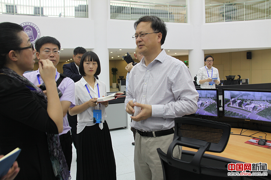 清华大学合肥公共安全研究院执行院长袁宏永接受记者采访。