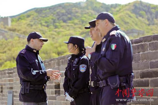 巡邏中，兩國警察開展交流。本網記者 陳路坤 攝