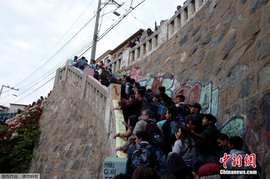 智利发生7.1级地震 海啸预警民众撤往高地