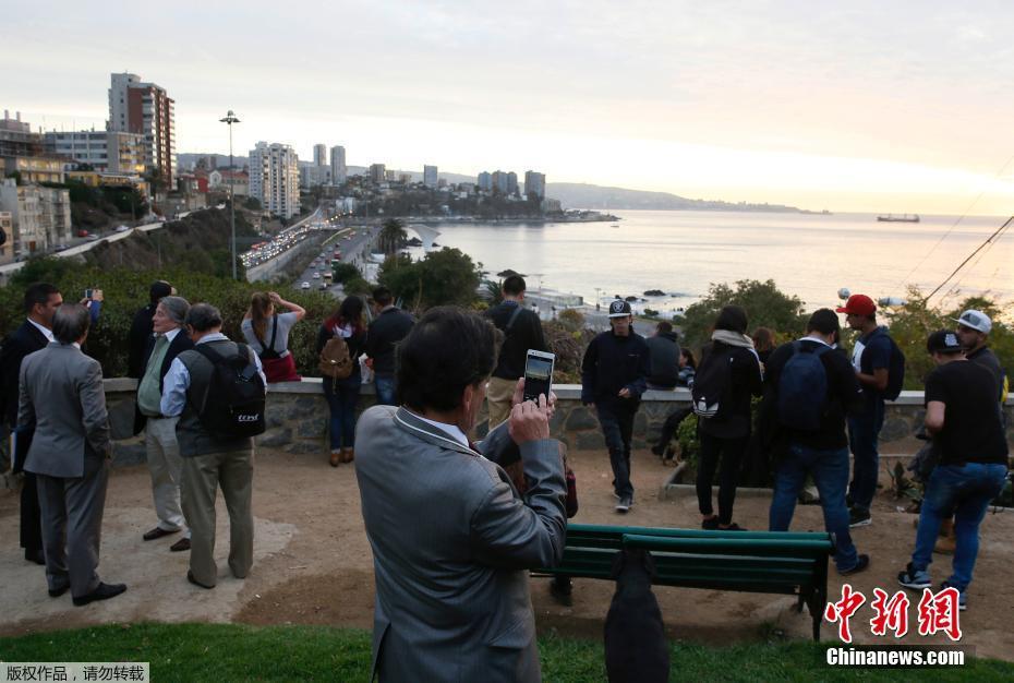 智利发生7.1级地震 海啸预警民众撤往高地