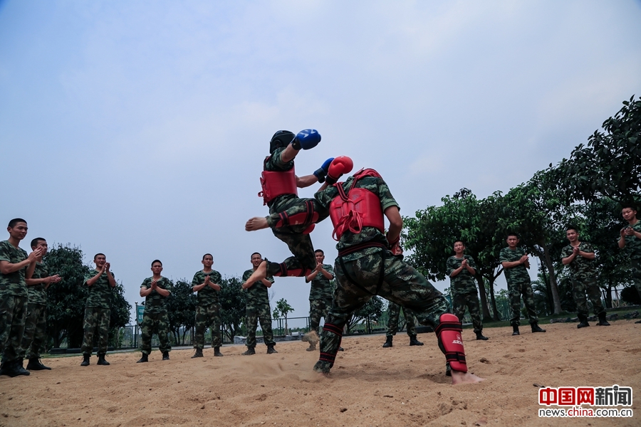 军营版武林风在武警8681部队训练场上演37